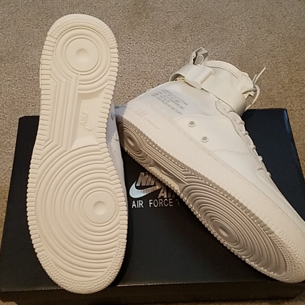 Nike Men's Air Force 1 Basketball Shoes - Picture 8 of 10